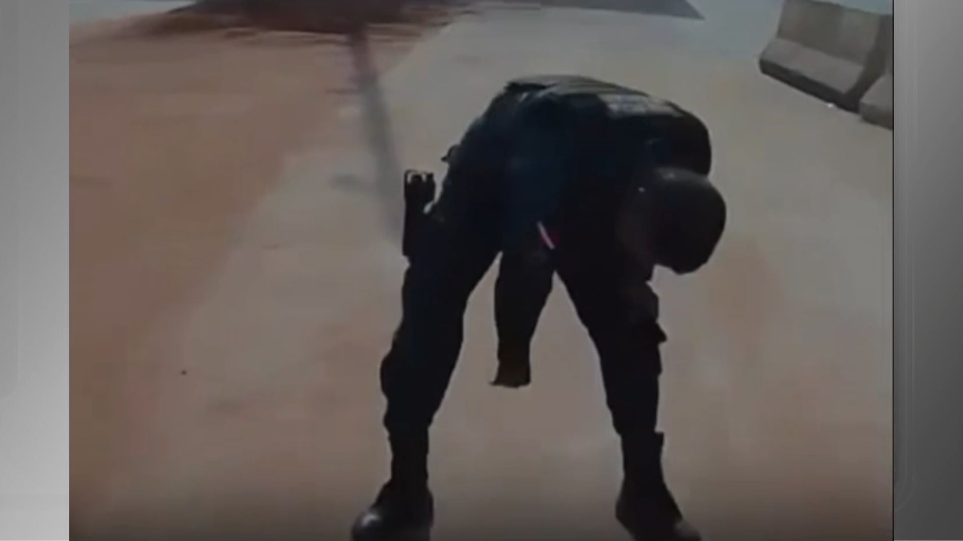 Momento em que o policial joga o celular do homem no chão após briga no Pará