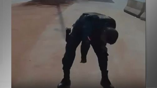 Momento em que o policial joga o celular do homem no chão após briga no Pará