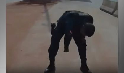Momento em que o policial joga o celular do homem no chão após briga no Pará