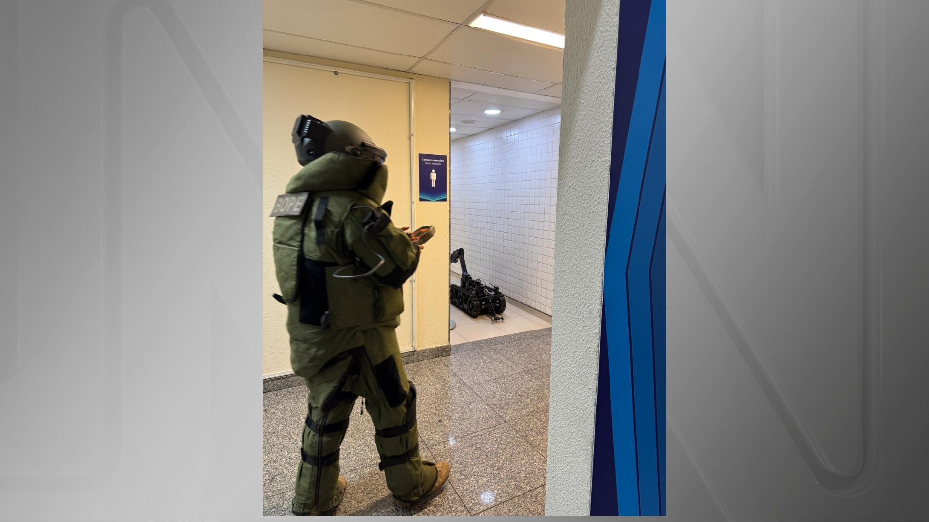 Policiais retiram objeto do banheiro no aeroporto de Goiânia