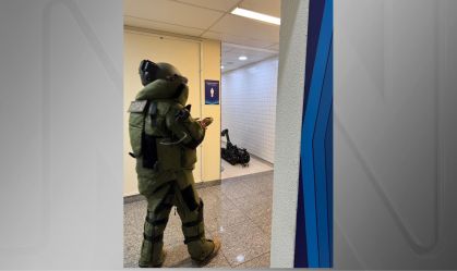 Policiais retiram objeto do banheiro no aeroporto de Goiânia