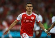 Inter vence o Fluminense e volta ao G-4 do Brasileiro