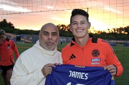 James Rodríguez com a camisa do Boca