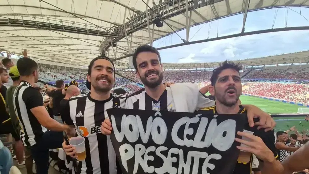 João Vitor entre os amigos Arthur Magalhães e Magnus Taiar