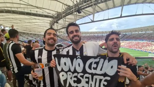 João Vitor entre os amigos Arthur Magalhães e Magnus Taiar