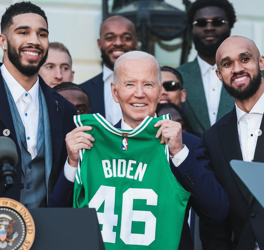 Joe Biden com jogadores do Boston Celtics • Reprodução/Instagram/Boston Celtics
