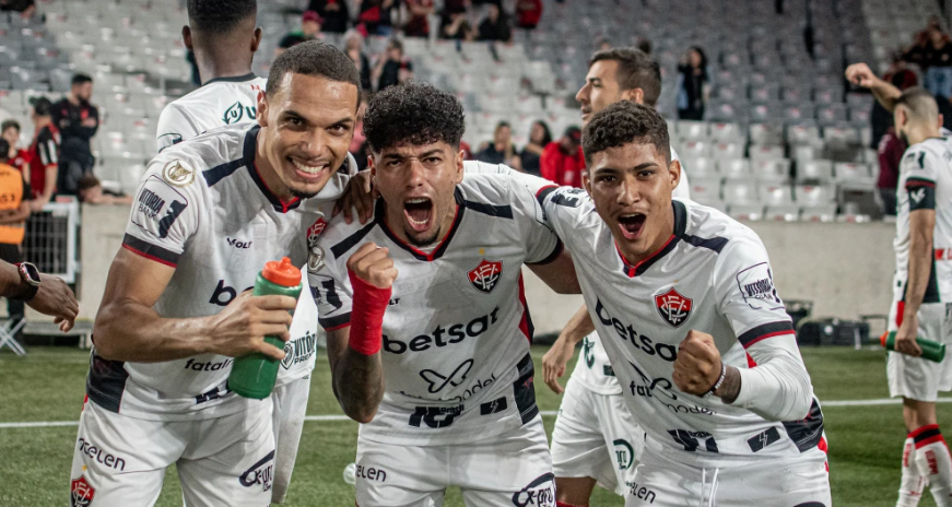 Jogadores do Vitória comemoram vitória sobre o Athletico-PR