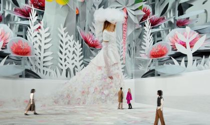 De eventos íntimos a espetáculos globais: veja a evolução dos desfiles de moda