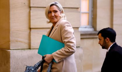 Le Pen faz nova ameaça de retirar apoio ao governo da França