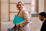 Le Pen faz nova ameaça de retirar apoio ao governo da França