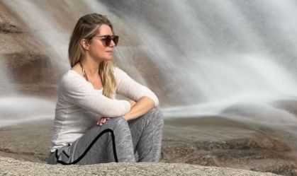 Letícia Spiller posa sem make e exibe beleza natural; veja