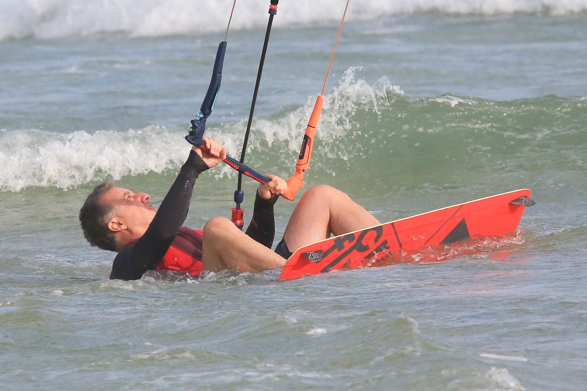Luciano Huck pratica Kitesurf na praia do Rio de Janeiro (5)