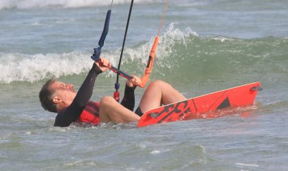 Luciano Huck pratica Kitesurf na praia do Rio de Janeiro (5)