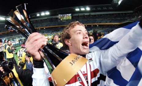 Diego Lugano com o troféu do Mundial de 2005, conquistado pelo São Paulo Futebol Clube