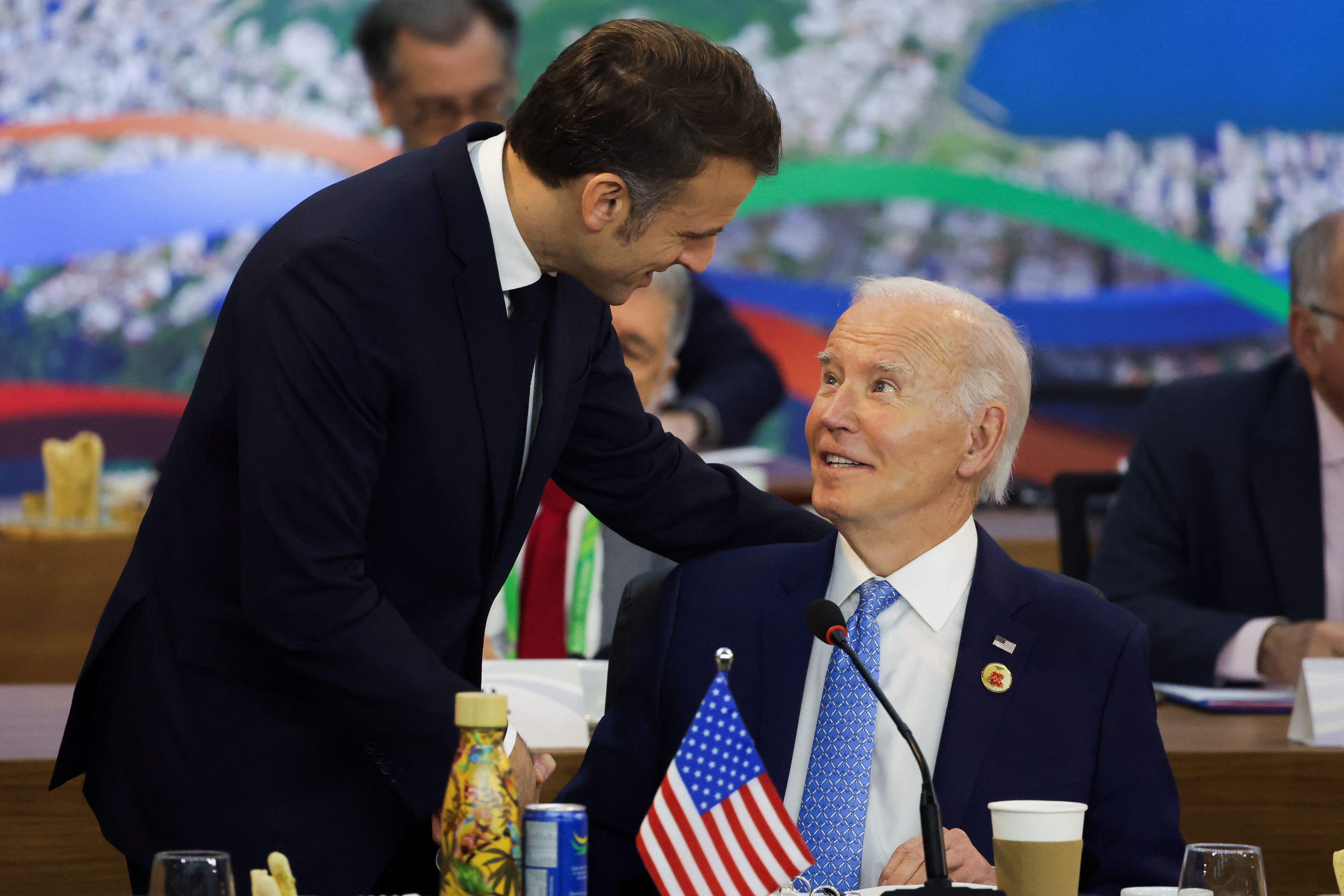 Emmanuel Macron e Joe Biden.