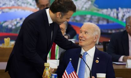 Emmanuel Macron e Joe Biden.
