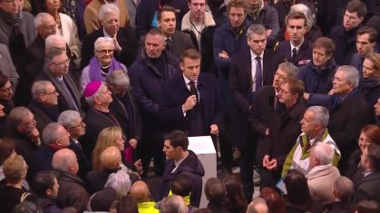Macron elogia trabalhadores envolvidos na reconstrução da catedral de Notre-Drame.