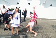Maiara e Maraisa inauguram cruzeiro com bebedeira e fotos com fãs; veja