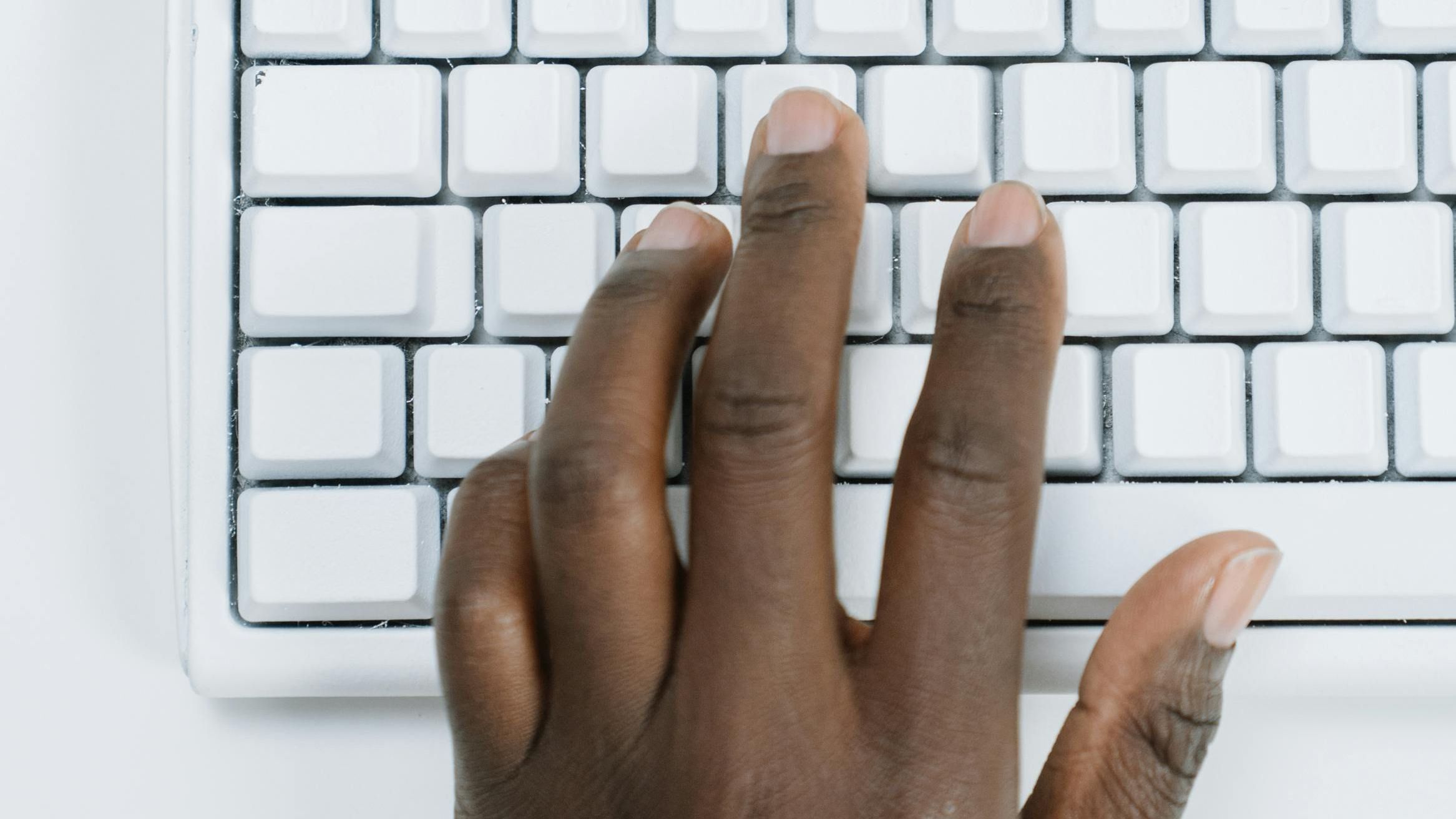 Mão negra em computador