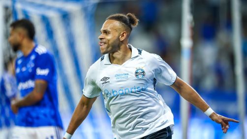 Martin Braithwaite celebra gol marcado pelo Grêmio contra o Cruzeiro