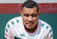 Portuguesa-RJ anuncia morte de zagueiro aos 33 anos após acidente