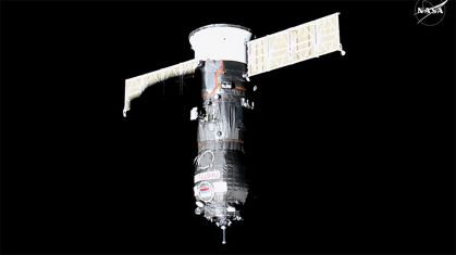 Nave espacial de carga russa Progress 90, que atracou na Estação Espacial Internacional em 23 de novembro carregando quase 3 toneladas de alimentos, combustível e suprimentos, se aproxima da Estação Espacial Internacional para atracar no módulo Poisk.
