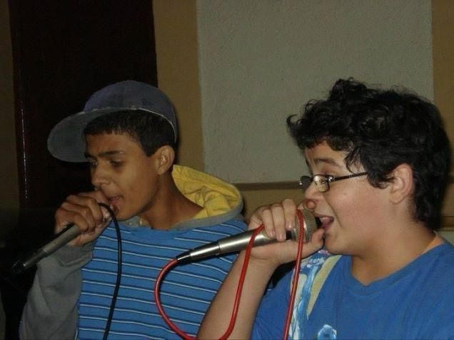 Leonardo Irian (à esq.), ao lado do amigo Neto • Reprodução