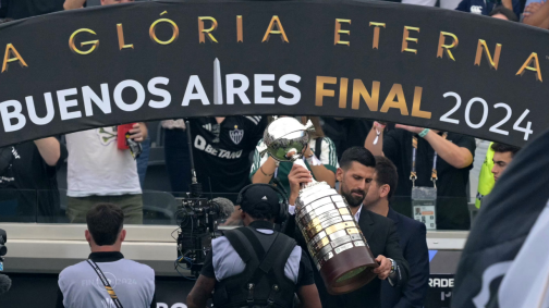 Novak Djokovic com a taça da Libertadores