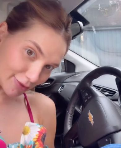 Influenciadora contou a história do Chevrolet Onix que presenteou os pais • Reprodução/Instagram