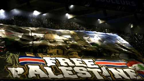 Faixa com os dizeres “Palestina Livre” exibido pela torcida em jogo do PSG