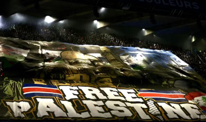 Faixa com os dizeres “Palestina Livre” exibido pela torcida em jogo do PSG