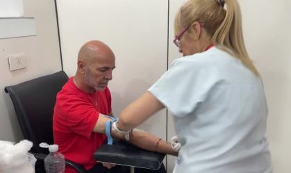 Pacientes com HIV na Argentina temem impacto dos cortes de gastos de Milei