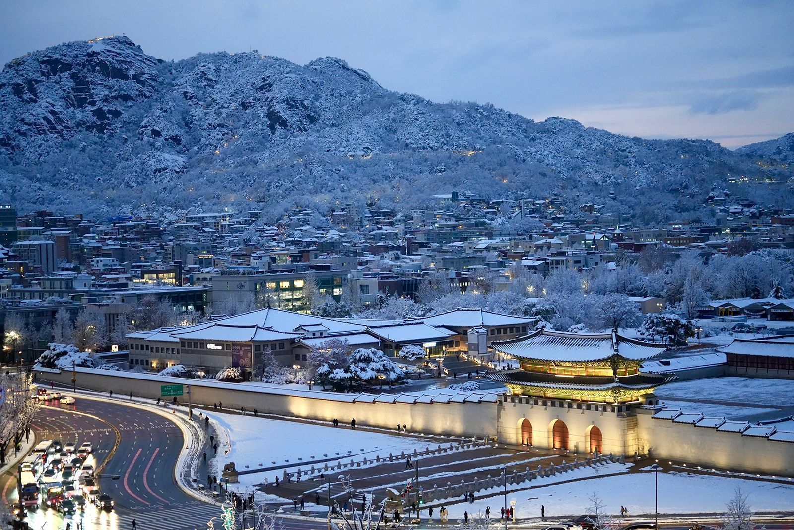 Palácio Gyeongbokgung é visto coberto de neve, em Seul, em 27 de novembro de 2024 • Mike Valerio/CNN via CNN Newsource