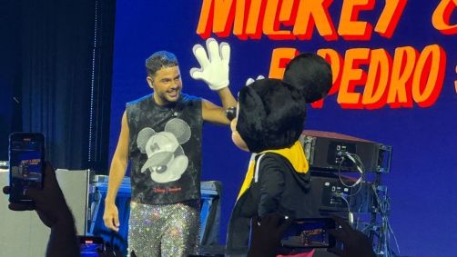 Pedro Sampaio na D23 ao lado do Mickey