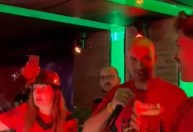 Técnico do Sport puxa "grito de guerra" em festa do acesso; veja vídeo