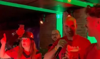 Técnico do Sport puxa "grito de guerra" em festa do acesso; veja vídeo