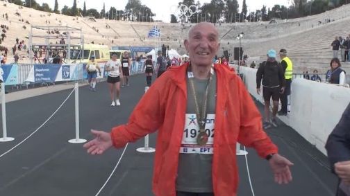 Ploutarchos Pourliakas após completar maratona