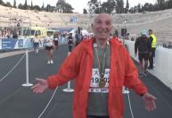 Grego de 88 anos completa maratona mais antiga do mundo e celebra: "Todos podem"
