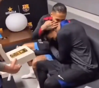 Raphinha dá celular de ouro para yamal