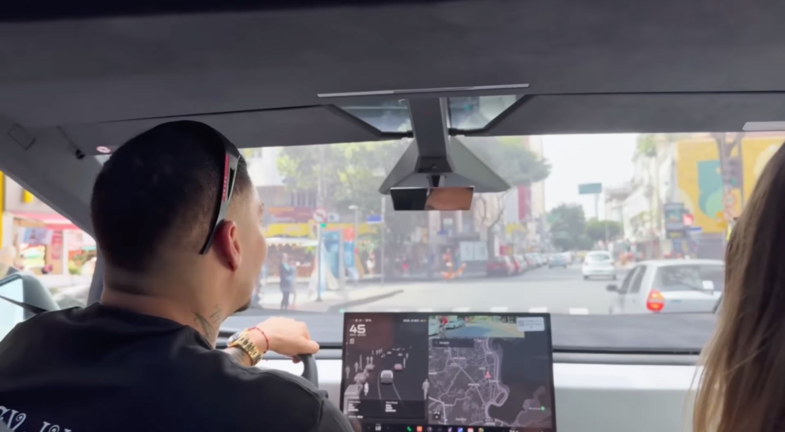 Filipe Ret dirige a Tesla Cybertruck • Reprodução/Youtube - Filipe Ret