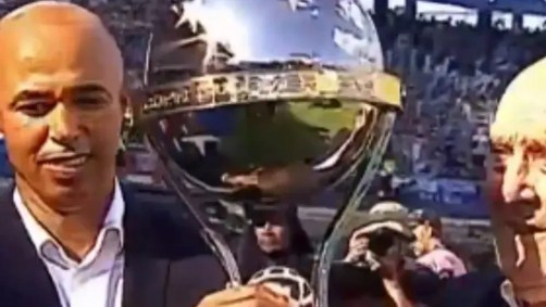 Ricardinho levando taça da Sul-Americana antes da final entre Racing e Cruzeiro