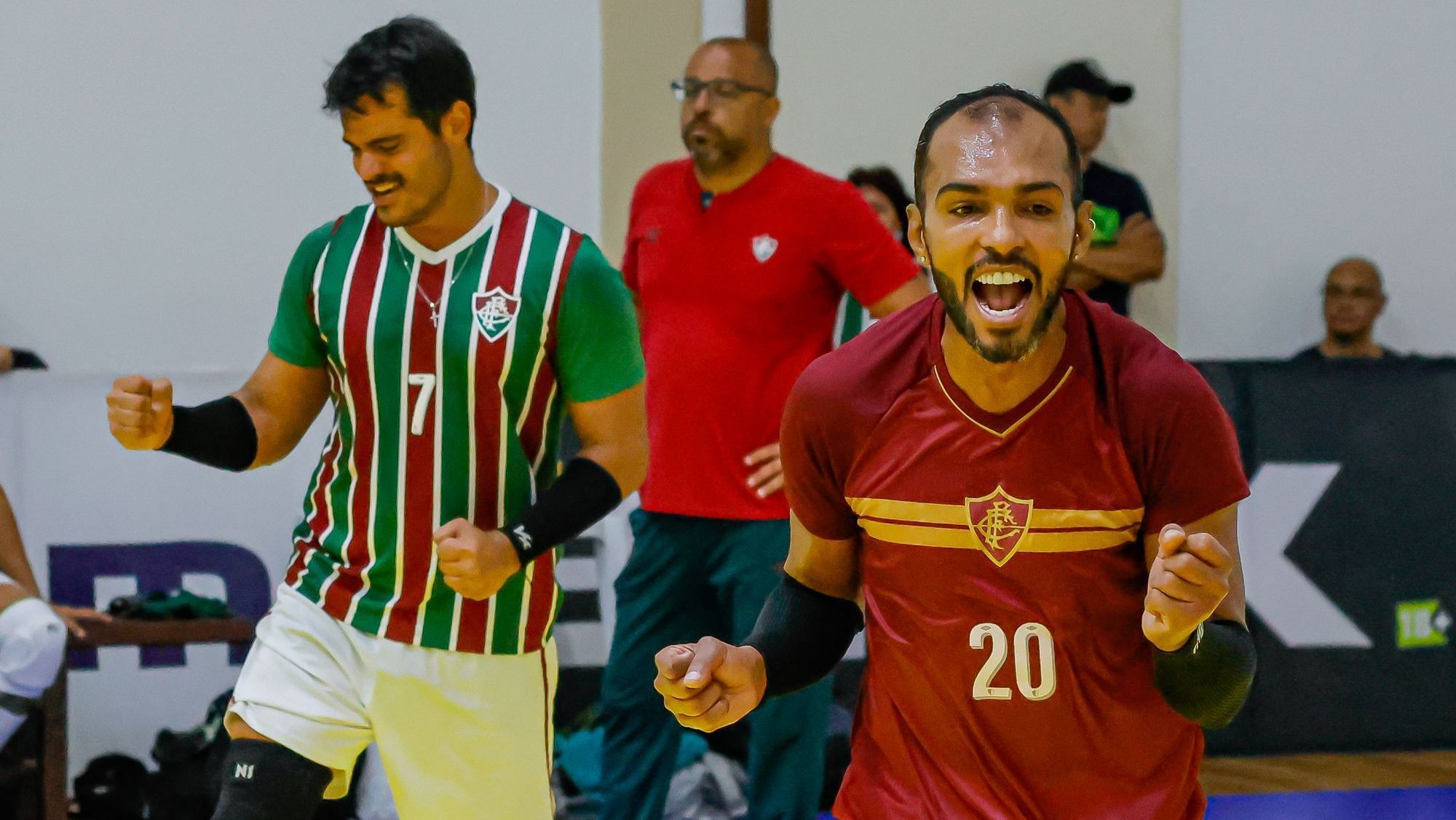 Richarlyson é flagrado jogando vôlei