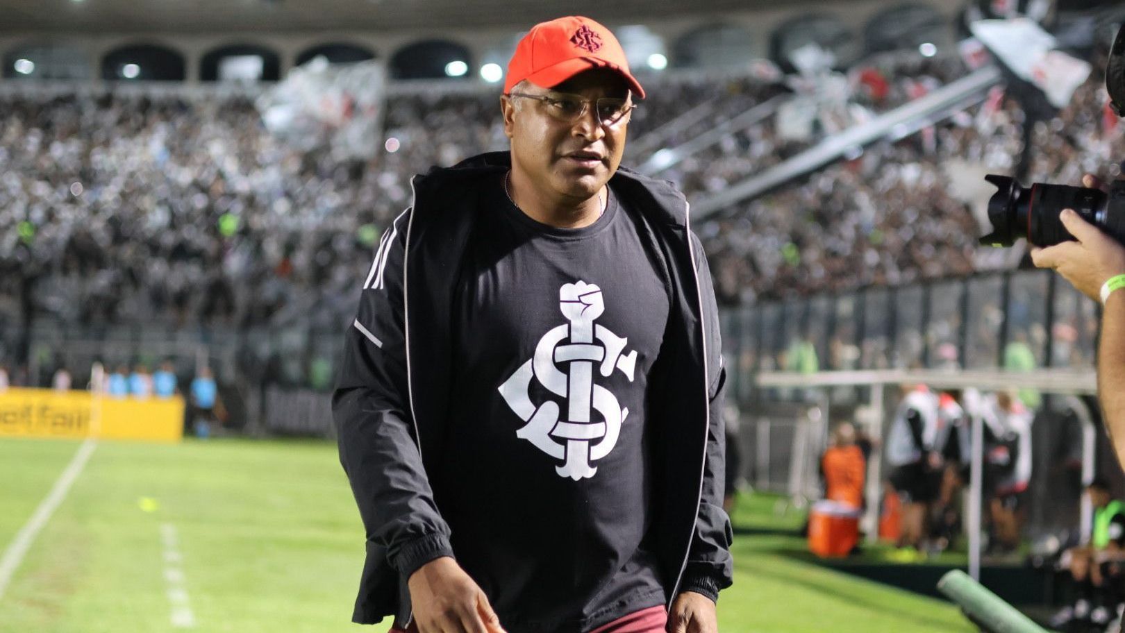 Roger Machado durante duelo entre Inter e Vasco, pelo Brasileirão