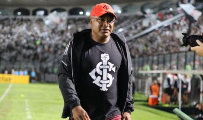 Roger Machado durante duelo entre Inter e Vasco, pelo Brasileirão