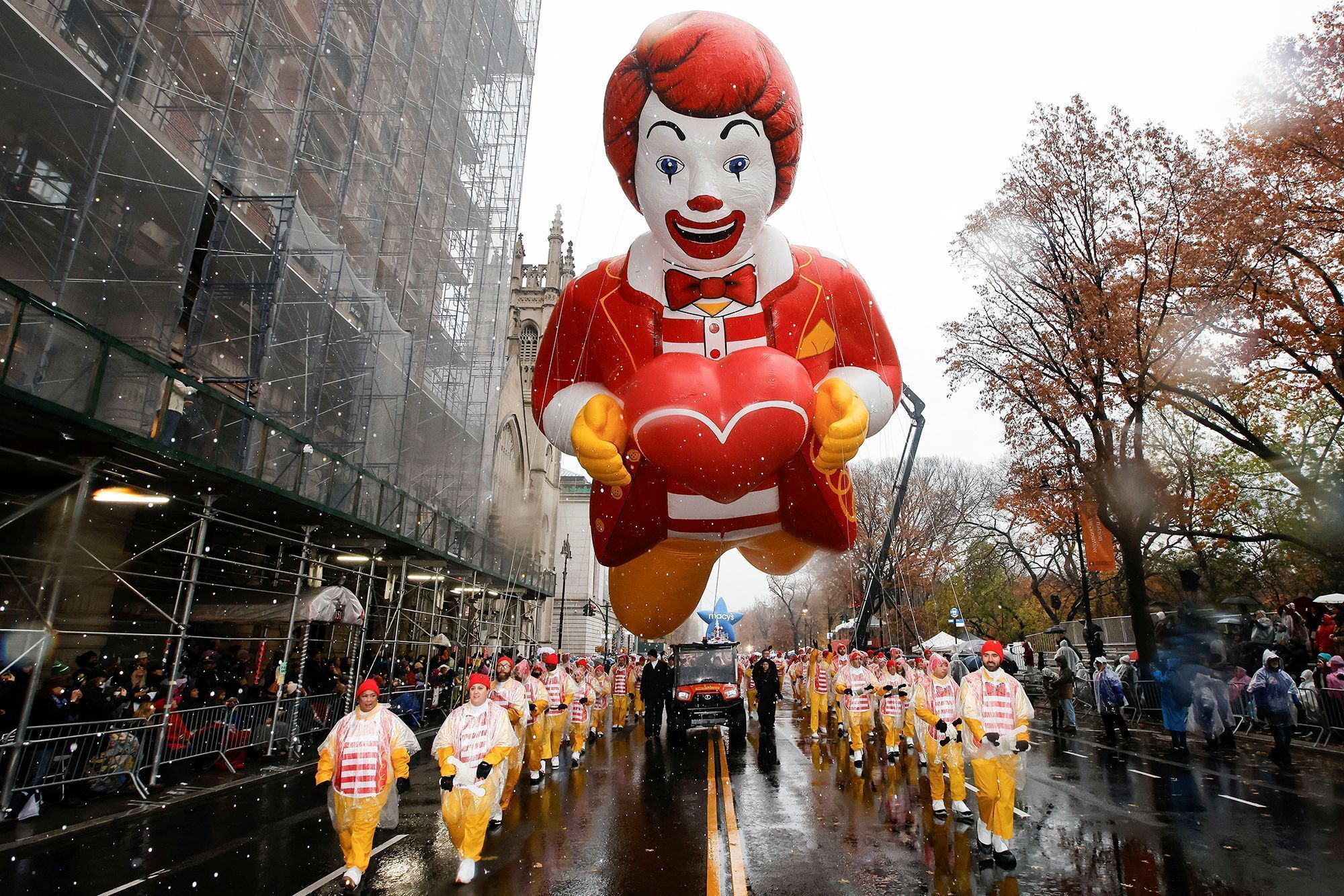 Ronald McDonald na Parada da Macy's em comemoração ao Dia de Ação de Graças. • Eduardo Munoz/Reuters via CNN Newsource