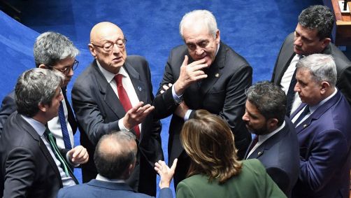 Senadores negociam em plenário ajustes no projeto sobre o mercado de carbono regulado no Brasil nesta terça-feira (12)