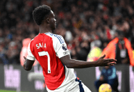 Arsenal revela quanto tempo Saka ficará afastado por lesão