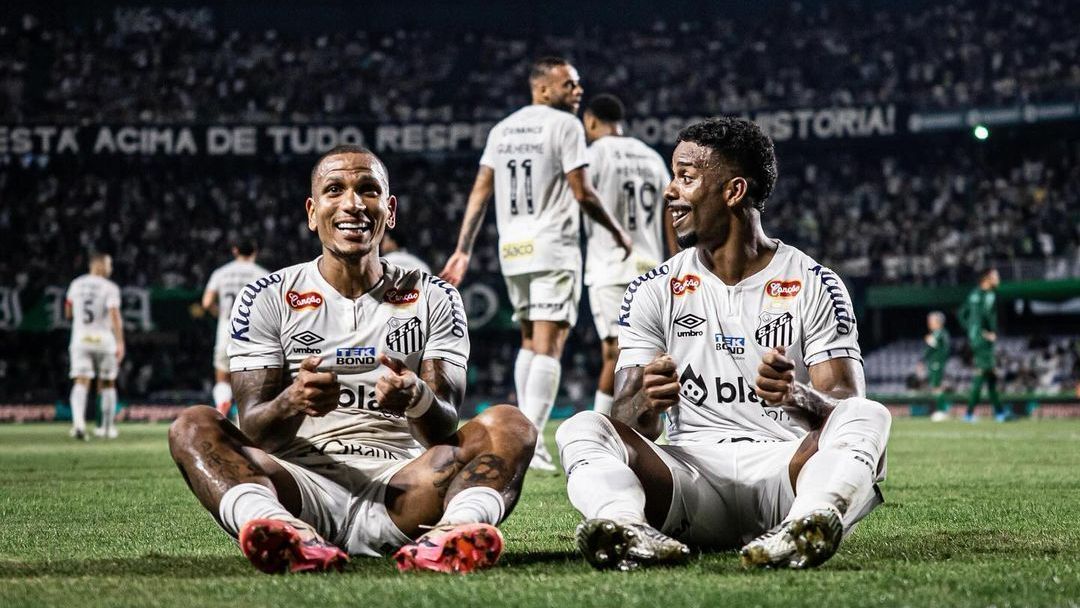 Santos venceu o Coritiba, no Couto Pereira, e garantiu o acesso à Série A do Brasileirão