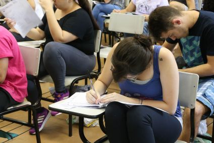 Estudantes fazendo vestibular