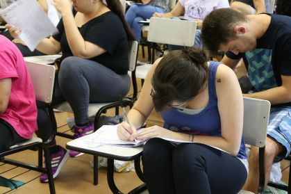 Estudantes fazendo vestibular